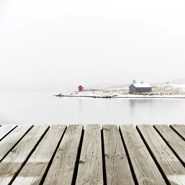 Noruega Cottage na costa de inverno com doca plataforma de madeira — Fotografia de Stock