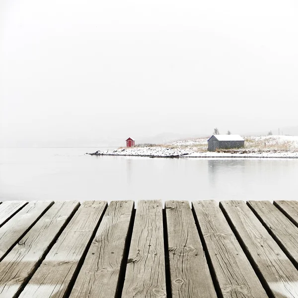 Norvège Chalet sur la côte d'hiver avec quai en bois — Photo