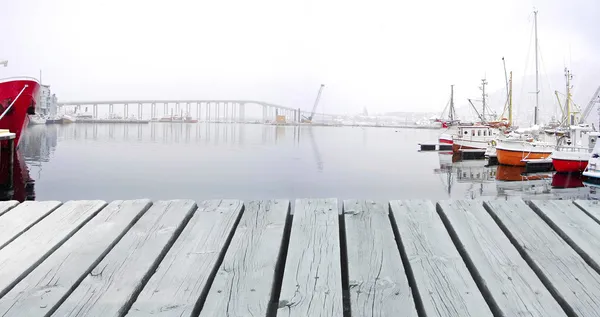 Båtar i vinterhamn och en bro — Stockfoto