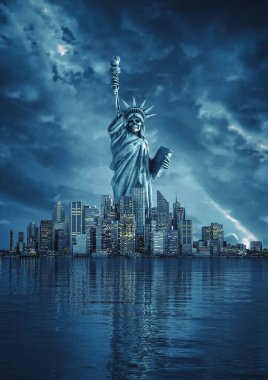 Gotik Özgürlük Anıtı - New York sehrinin üzerinde fırtına bulutları ve liman manzarasıyla yükselen iskelet Lady Liberty 'nin 3D çizimi