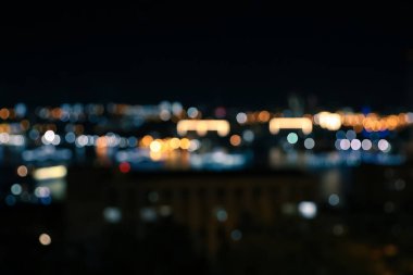 Siyah arkaplandaki ışıklarla odaklanmış gece şehir görüntüsü