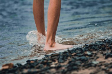 Sahilde kumsalda yürüyen çocuklar.