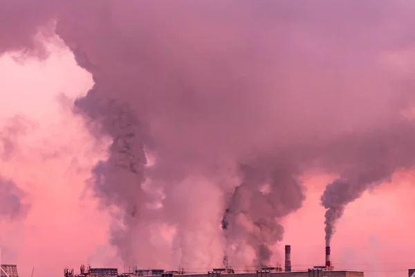 Camini industriali con fumo pesante causando inquinamento atmosferico come problema ecologico su sfondo rosa tramonto cielo — Foto Stock
