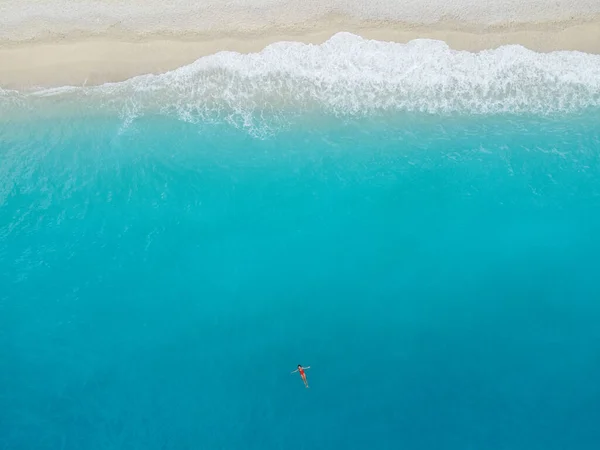 Luchtfoto Van Een Vrouw Rode Bikini Zwemt Zee Rechtenvrije Stockfoto's