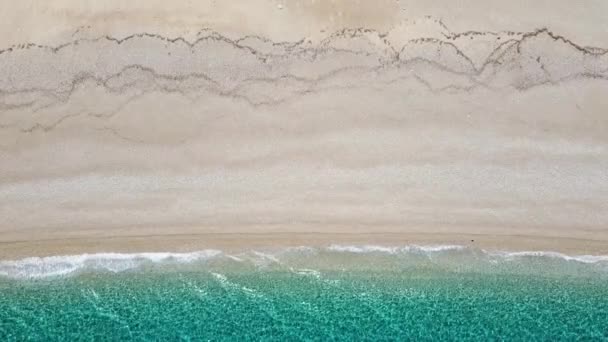 Vista Aérea Las Olas Que Golpean Playa Océano Turquesa — Vídeos de Stock