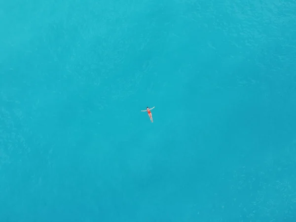 Молода Жінка Плаває Морі Червоному Бікіні — стокове фото