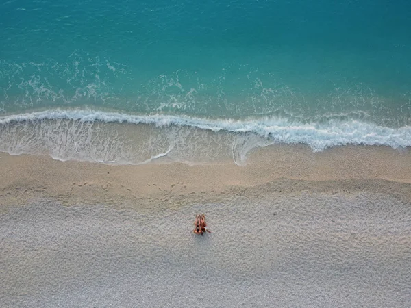 Вид Повітря Молоду Пару Сидить Пляжі Заході Сонця — стокове фото