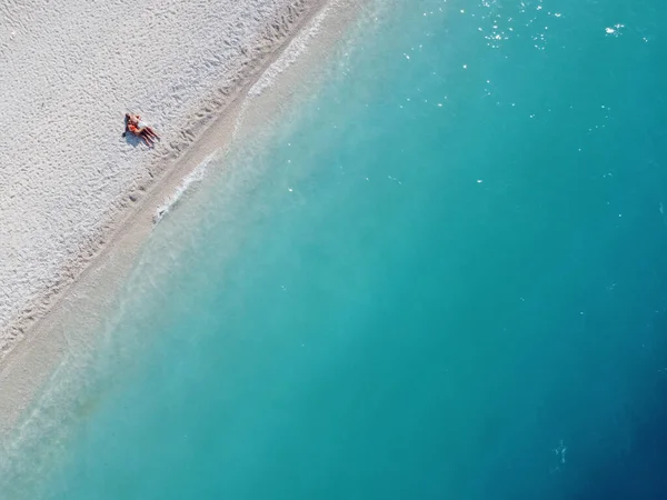 Aerial View Young Couple Beautiful Tropical Beach Blue Lagoon — Stock fotografie