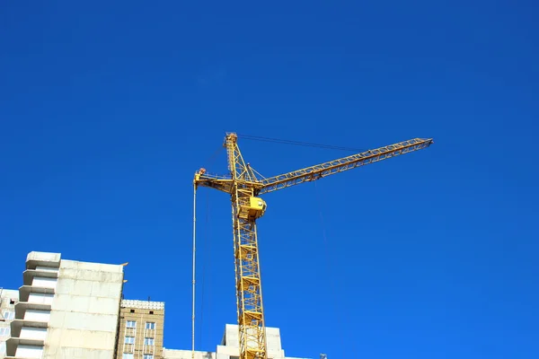 A construção de um edifício de vários andares — Fotografia de Stock