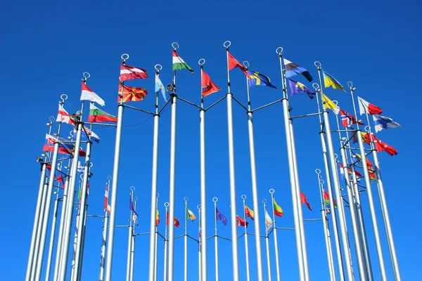 Прапори країн Європи проти синього неба — стокове фото