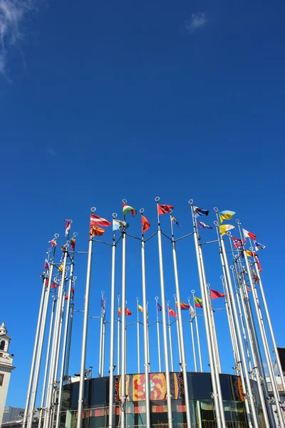 Bandeiras dos países europeus contra o céu azul — Fotografia de Stock