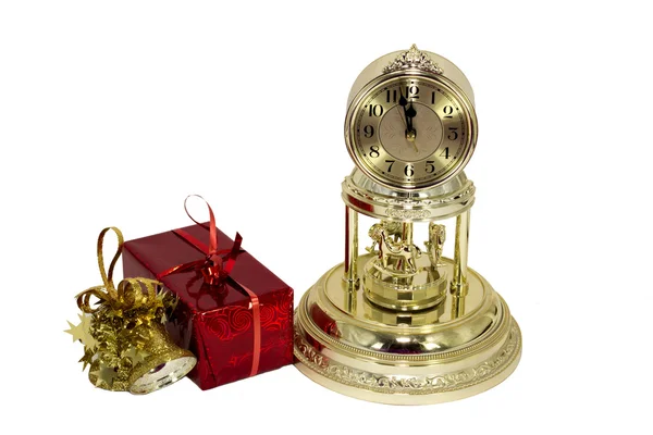 Regalos de Navidad y reloj de oro — Foto de Stock