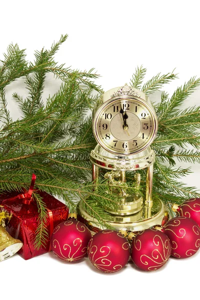 Regalo de Navidad, reloj de oro y bolas rojas de Año Nuevo — Foto de Stock