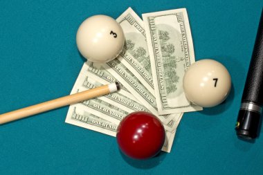 Bilardo masası üzerinde banknot