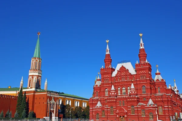 Kremlin van Moskou en historische museum op het Rode plein in Moskou — Stockfoto