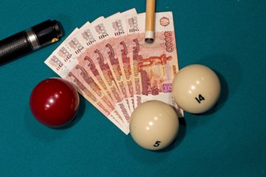 Bilardo masası üzerinde banknot Rus ruble