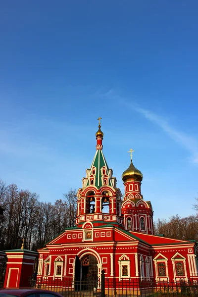 Церковь из красного кирпича — стоковое фото