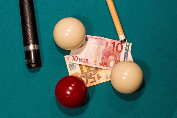 在台球桌上的钞票欧元 — 图库照片