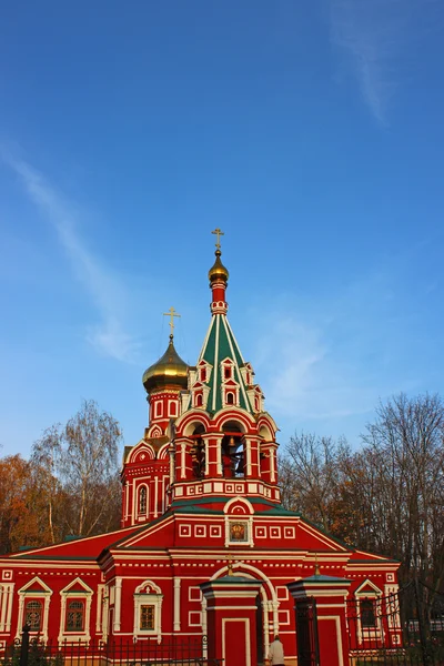 Kırmızı tuğla Ortodoks Kilisesi — Stok fotoğraf