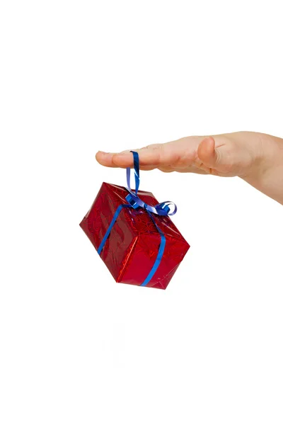 Vakantie cadeau in heldere rode verpakking op een vrouwelijke hand geïsoleerd — Stockfoto