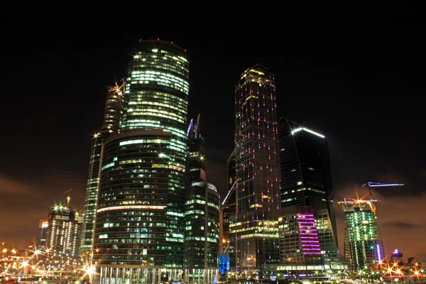 Skyskraporna i businesscenter i Moskva på natten — Stockfoto