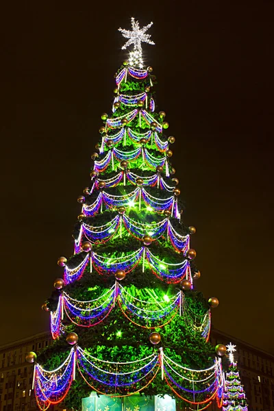 Árbol de Navidad decorado al aire libre —  Fotos de Stock