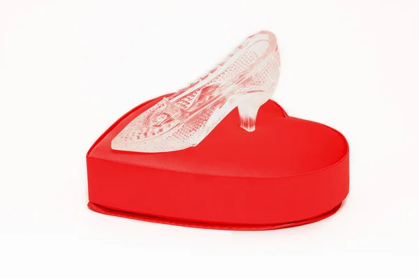 Chaussure en cristal sur une boîte cadeau rouge en forme de coeur — Photo