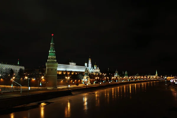 Московський кремль вночі — стокове фото