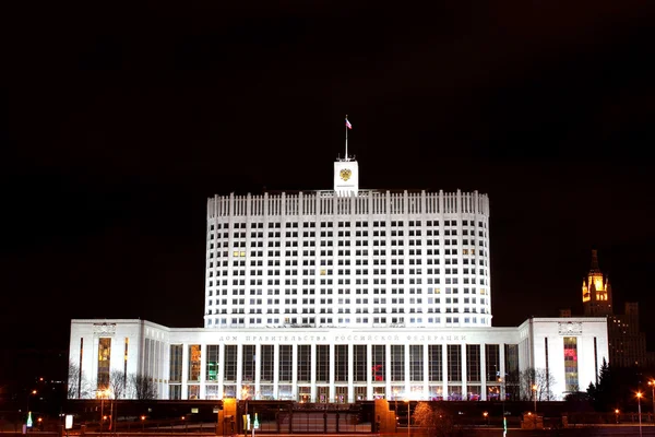 Дом Правительства Российской Федерации ночью — стоковое фото