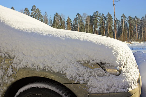 Автомобіль на відкритому повітрі, покритий товстим шаром снігу — стокове фото