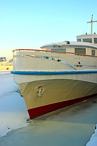 Ποταμού πλοίο κατεψυγμένα στον πάγο το χειμώνα — Φωτογραφία Αρχείου