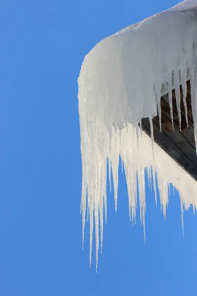 Icicles on the roof — Stock Photo, Image