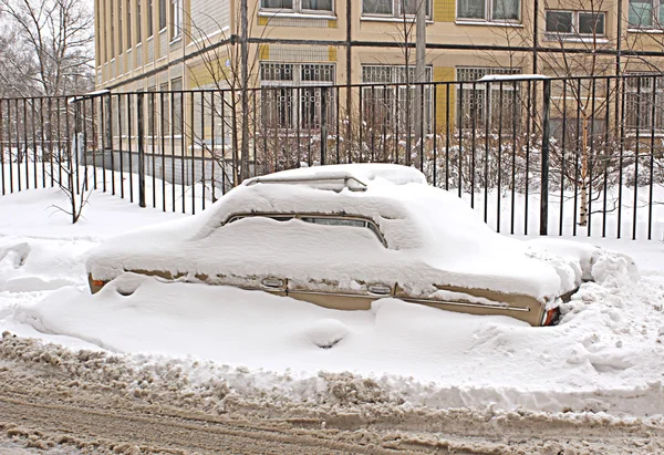 Автомобіль, покритий товстим шаром снігу — стокове фото