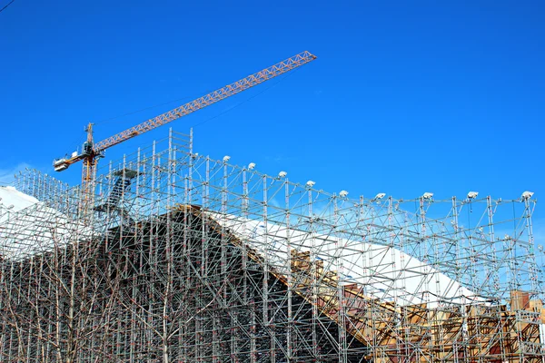 High-rise construction of scaffolding against a blue sky — Stock Photo, Image