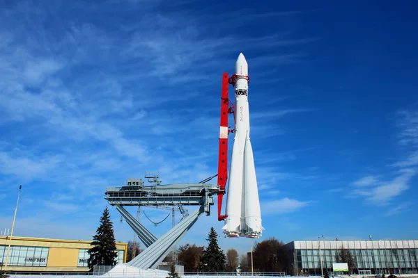 Rocket on the launch platform — Stock Photo, Image