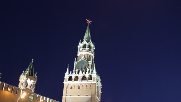 Torre Spasskaya de Moscou Kremlin à noite — Vídeo de Stock