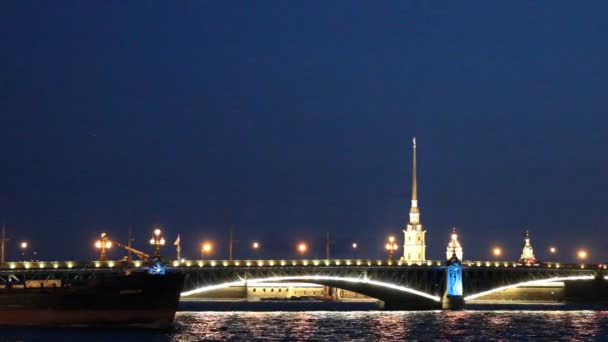 Νύχτα κυκλοφορία σκαφών στον ποταμό Νέβα, στην Αγία Πετρούπολη — Αρχείο Βίντεο