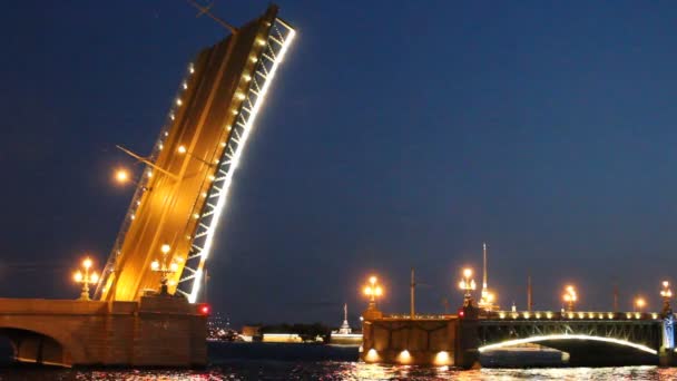 Разводной мост в Санкт-Петербурге ночью — стоковое видео