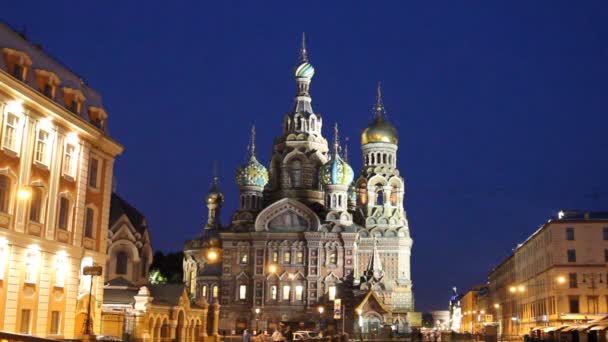 Catedral de la Resurrección sobre la Sangre derramada (Iglesia de Nuestro Salvador sobre la Sangre derramada) en San Petersburgo por la noche — Vídeo de stock