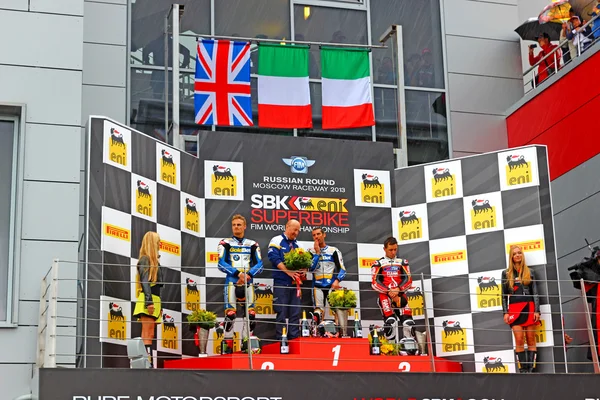 モスクワ - 7 月 21 日: ロシア ステージ賞授賞式、スーパー バイク世界選手権の表彰台: 1 マルコ ・ メランドリ、2。 チャズ ・ デイヴィス、3。 モスクワ ・ レースウェイ、モスクワ、ロシアで 2013 年 7 月 21 日、上のアイルトン badovini。. — ストック写真