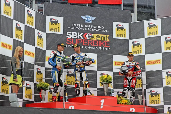 MOSCÚ - 21 DE JULIO: Etapa rusa del Campeonato Mundial de Superbikes, ceremonia de entrega de premios, Podio: 1. Marco Melandri, 2. Chaz Davies, 3. Ayrton Badovini, el 21 de julio de 2013, en Moscow Raceway, Moscú, Rusia . — Foto de Stock