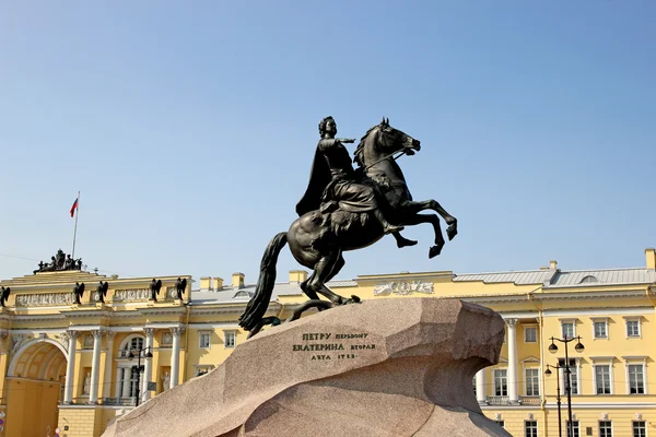 St. petersburg oteli ben Peter için anıt — Stok fotoğraf