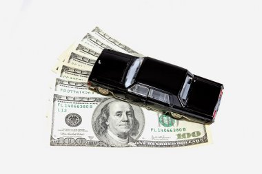 dolar yığını üzerinde araç