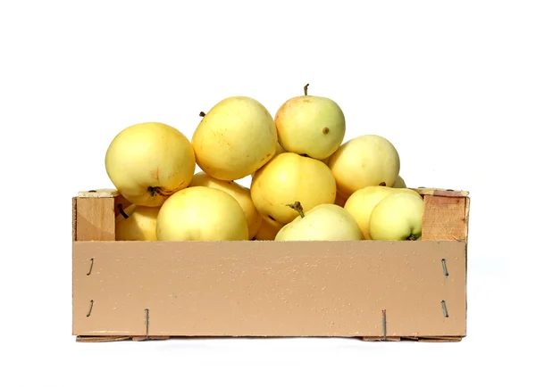 Manzanas amarillas en una caja de madera — Foto de Stock
