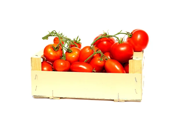 Красные помидоры в деревянной коробке — стоковое фото