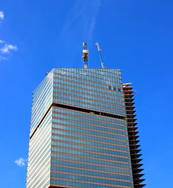 建設クレーンを有する高層建物の建設 — ストック写真