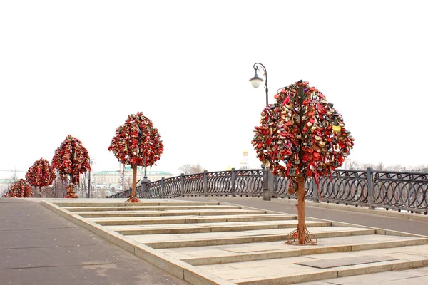 Hou van de brug met bomen voor bruiloft van sloten — Stockfoto