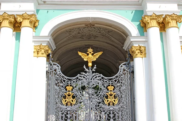Puerta con dibujos del Hermitage en San Petersburgo — Foto de Stock