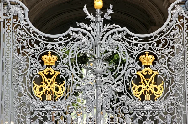 Patterned gate of the Hermitage in St. Petersburg — Stock Photo, Image