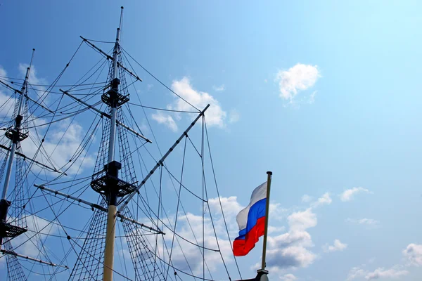Velero mástil y bandera rusa — Foto de Stock